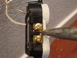 electrical-outlet-half-hot